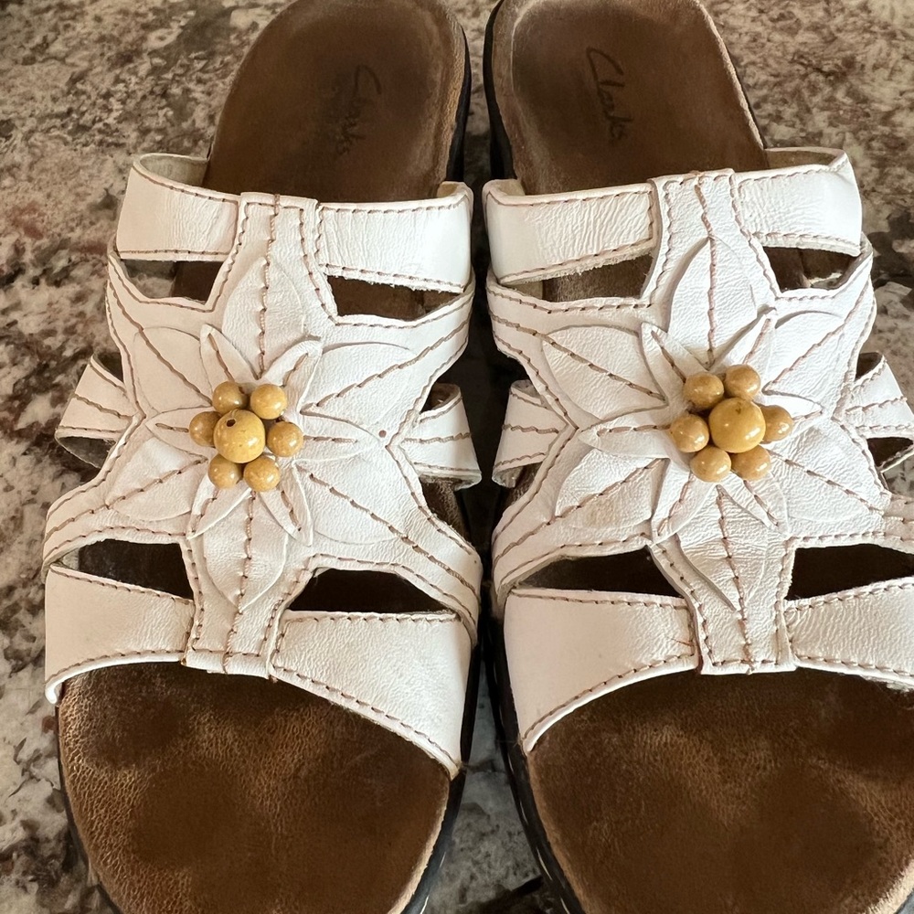 Clarks Women's White Sandals 8.5N. CLOSE OUT SUMMER SALE!!!!